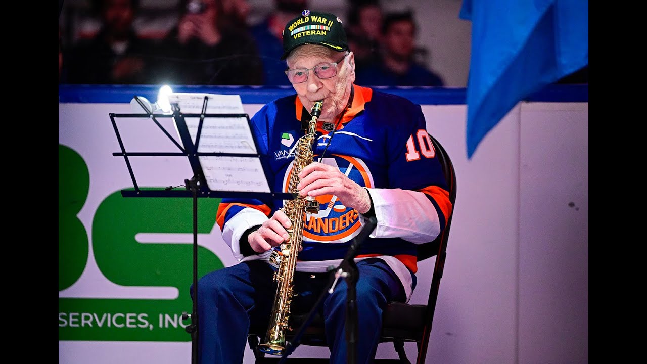 104-year-old WWII veteran Dominick Critelli performs national anthem 🎷🇺🇸