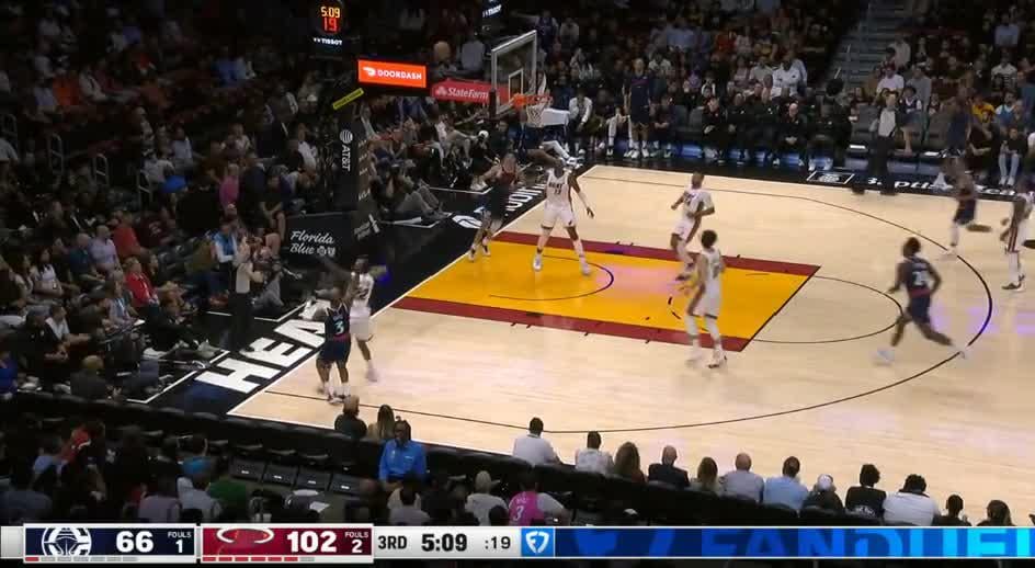 [Highlight] Chris Paul hits a huge three to cut the lead down to 33