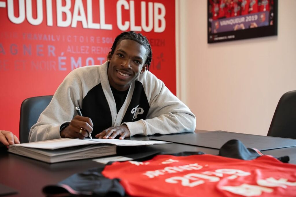 Jeremy Jacquet signing his new contract for Rennes (Photo via Jacquet on Instagram)