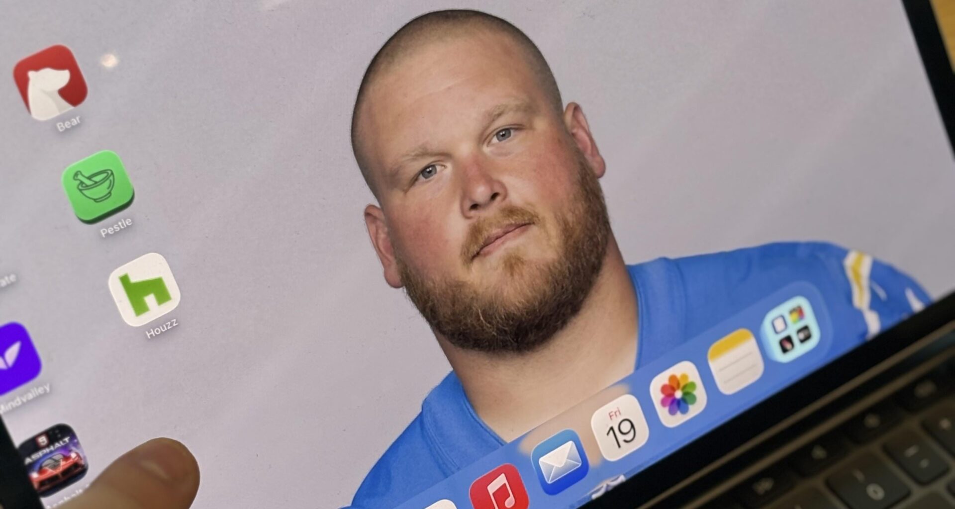 Target employees think I’m testing out the new iPad whole time I’m hitting em wit da boze😹😹🫩