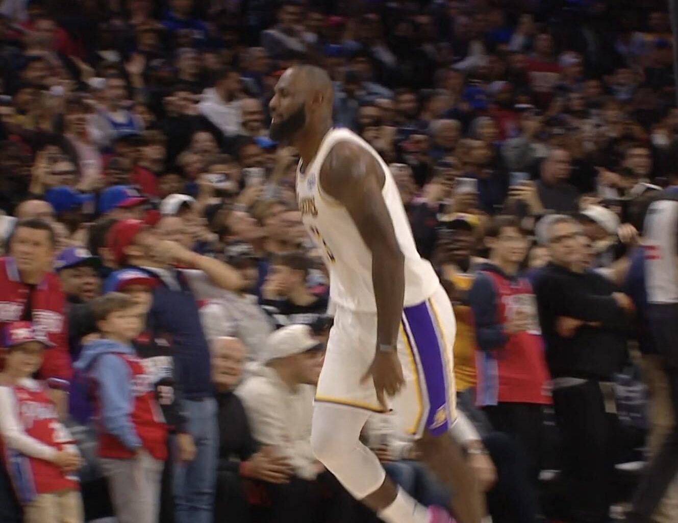 Lakers win in Philadelphia for the first time since 2017