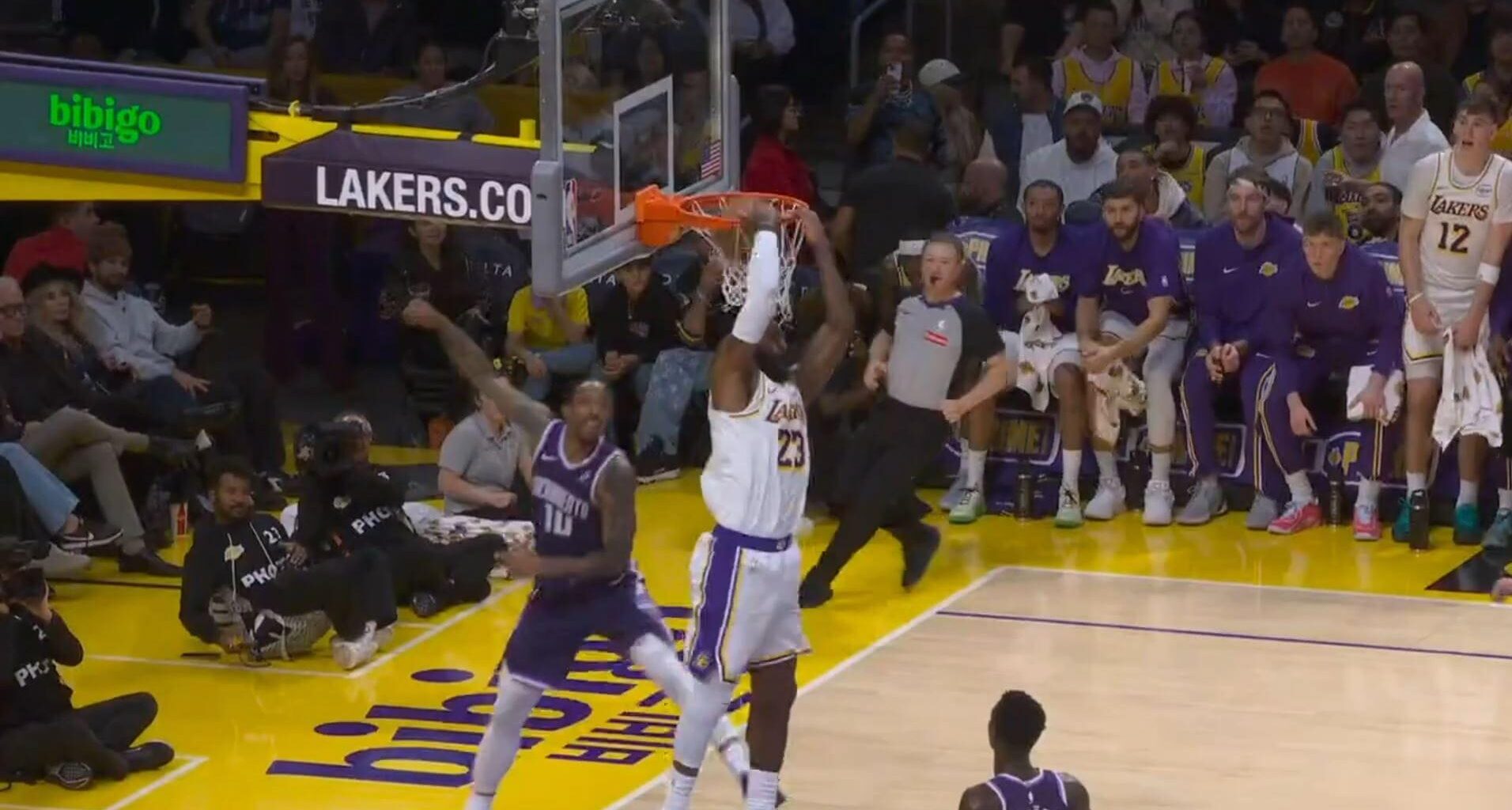 [Highlight] LeBron James with the absolutely sick reverse dunk off a pass by Luka Doncic (with replays). Lakers and Kings commentaries