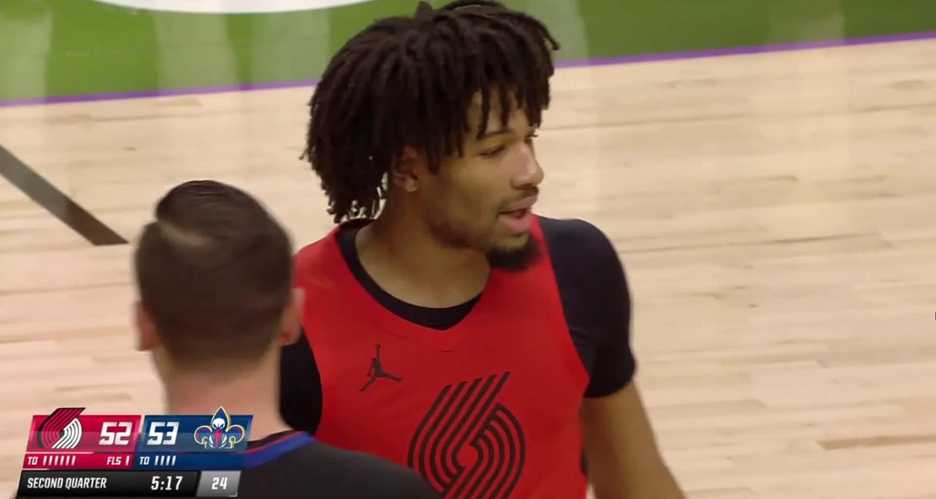 Shae fakes out Fears and dunks it despite Queen fouling him