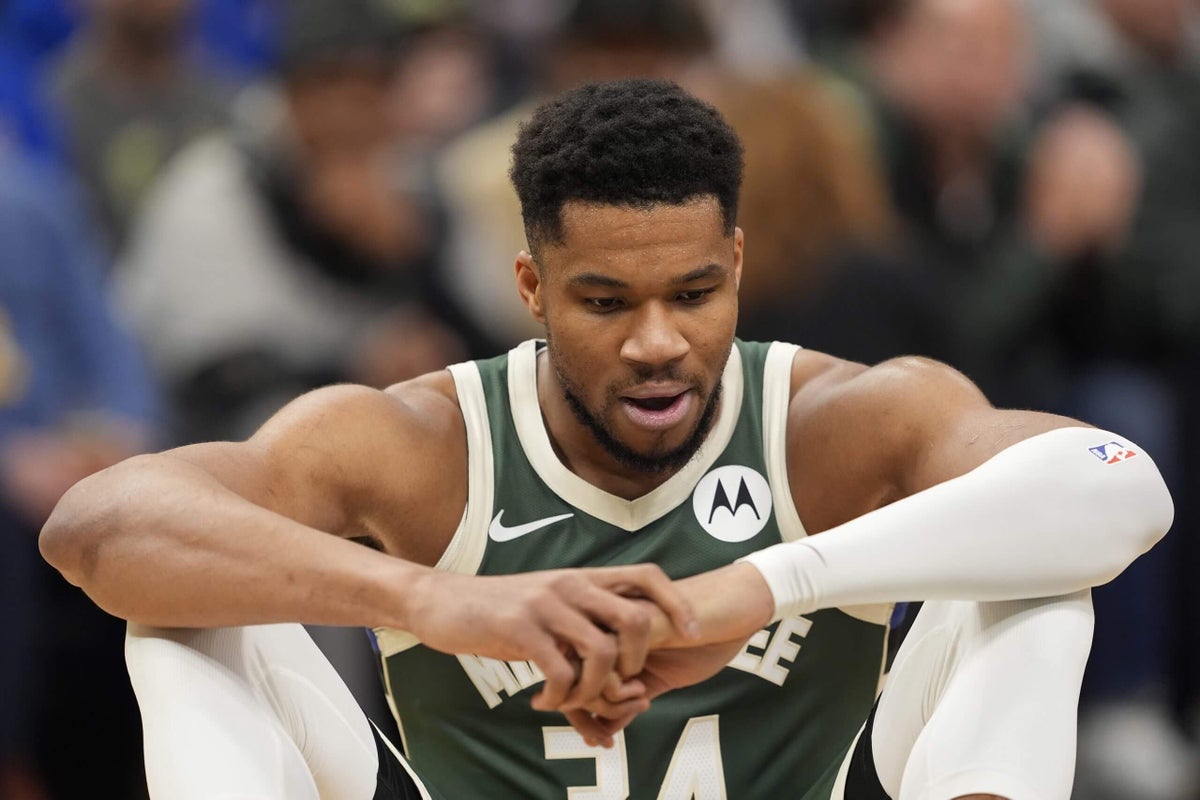 Giannis Antetokounmpo collapses to ground vs. Pistons, Bucks rule out Achilles injury