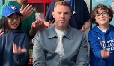 Freddie Freeman looked confused when kids tried to hit the 6-7 in front of him