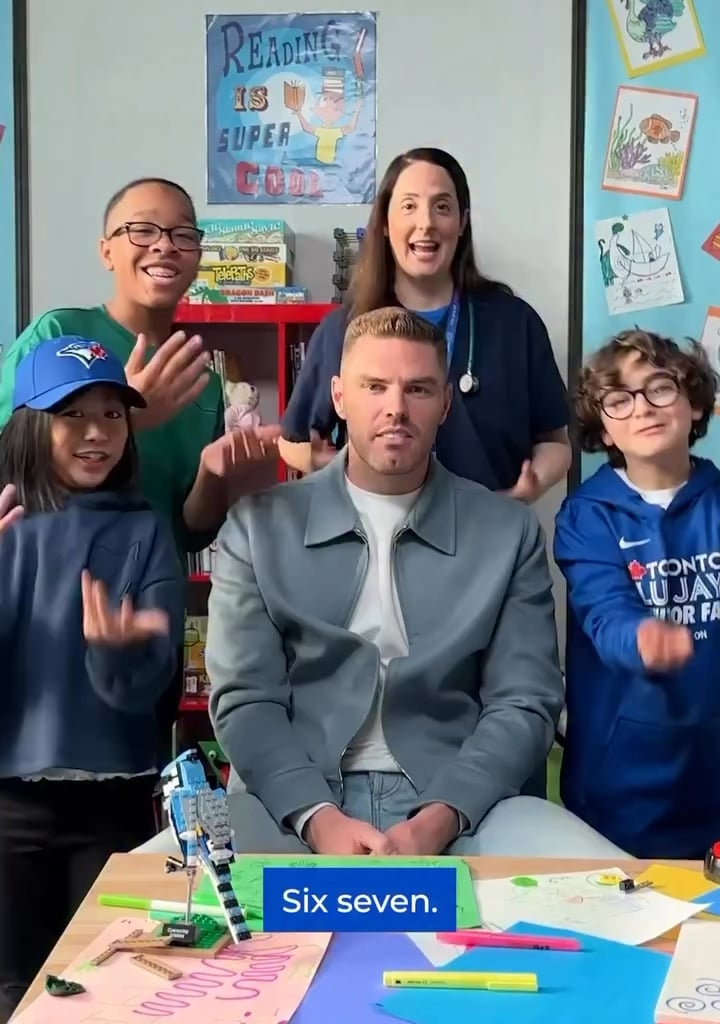 Freddie Freeman looked confused when kids tried to hit the 6-7 in front of him