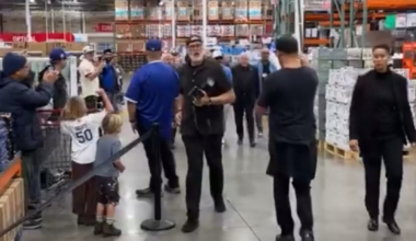 A King’s welcome for Mookie Betts from Dodger fans at Costco today as he’s taking part in a special bottle signing for Tequila Providencia 🔥via Dodgers Nation