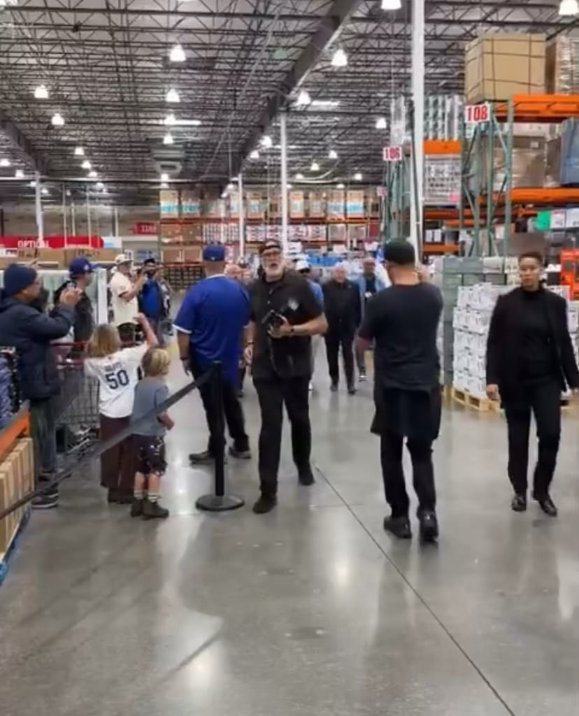A King’s welcome for Mookie Betts from Dodger fans at Costco today as he’s taking part in a special bottle signing for Tequila Providencia 🔥via Dodgers Nation