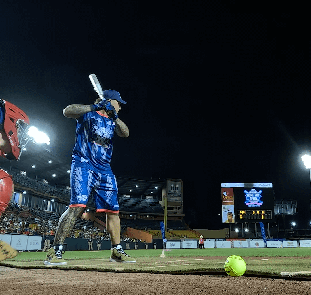 Javy Báez is launching balls out of the stadium … From both sides of the plate