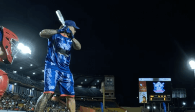 Javy Báez is launching balls out of the stadium … From both sides of the plate