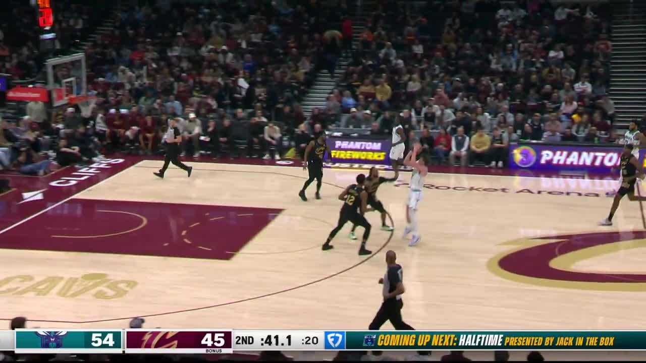 [Highlight] Kon Knueppel rises over the defense and drains a contested three-pointer, leading all scorers with 12 points at halftime.