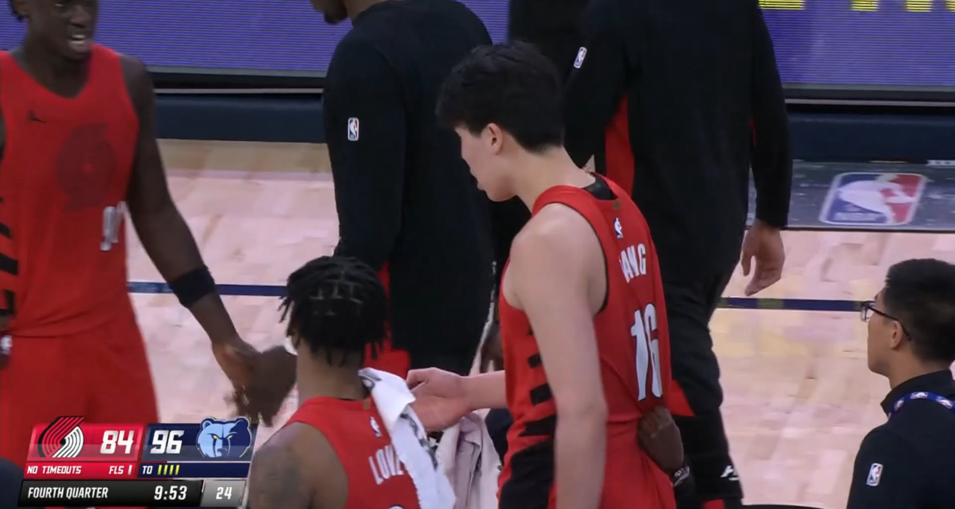 Zach Edey smashes Yang Hansen in the face while on 5 personal fouls. No foul call made.