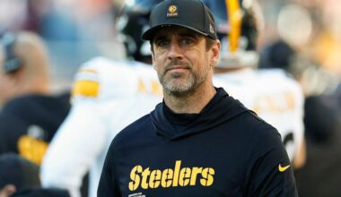 [Dulac] Aaron Rodgers had his receivers, tight ends and RBs to his house tonight to watch film and go over plays. Ben Skowronek brought a decorated cake and the players sang Happy Birthday to Rodgers, who turned 42 on Tuesday