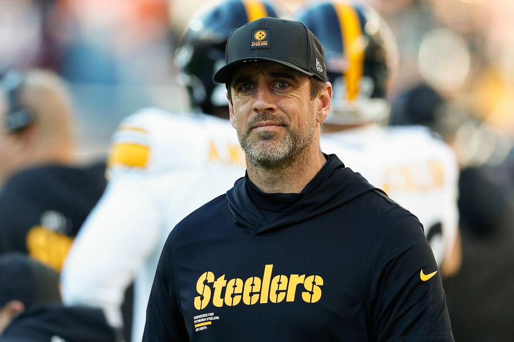 [Dulac] Aaron Rodgers had his receivers, tight ends and RBs to his house tonight to watch film and go over plays. Ben Skowronek brought a decorated cake and the players sang Happy Birthday to Rodgers, who turned 42 on Tuesday