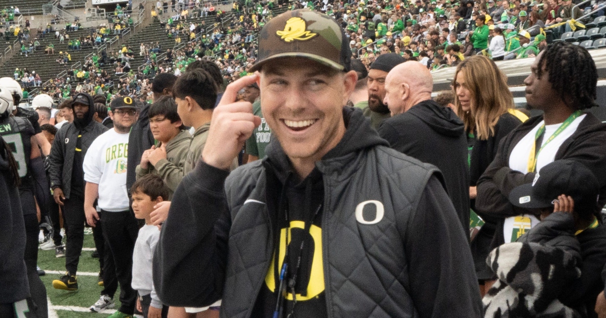Oregon offensive coordinator and quarterbacks coach Will Stein throws during practice with the Oregon Ducks Saturday, April 6, 2024 at the Hatfield-Dowlin Complex in Eugene, Ore. (© Ben Lonergan/The Register-Guard / USA TODAY NETWORK)