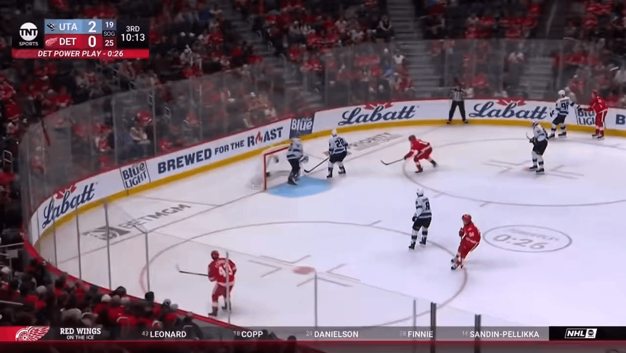 John Leonard feeds Emmitt Finnie to get the Red Wings within 1