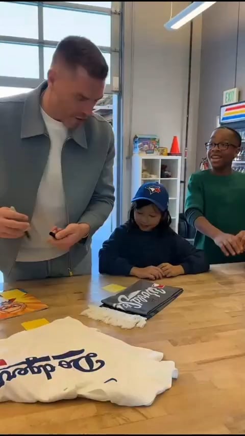 Freddie Freeman to kid Jays fans: "You guys have Vladdy, I think you guys are just fine!"