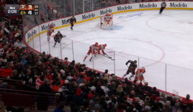 [Highlight] Connor Bedard gets the empty net goal for his 16th to seal the comeback victory