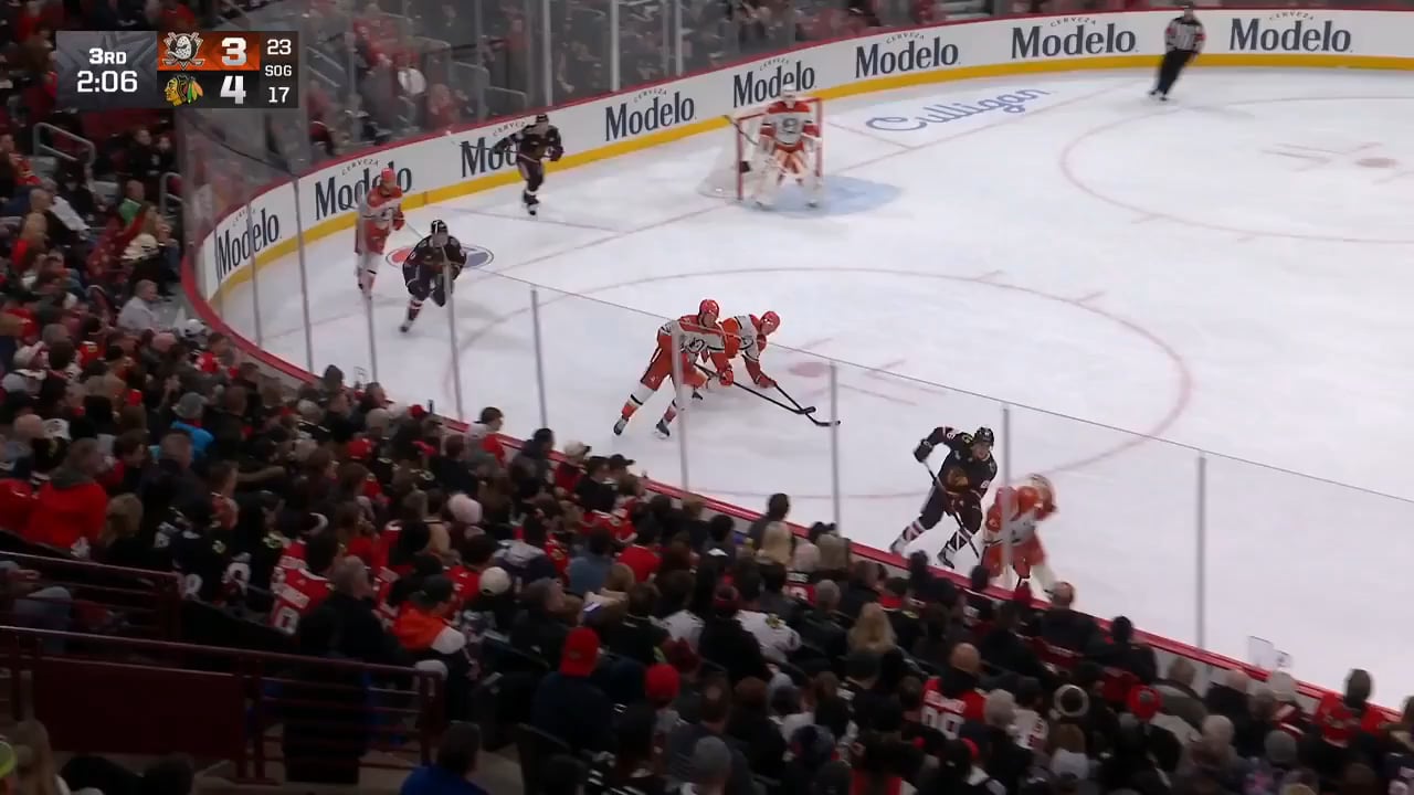 [Highlight] Connor Bedard gets the empty net goal for his 16th to seal the comeback victory