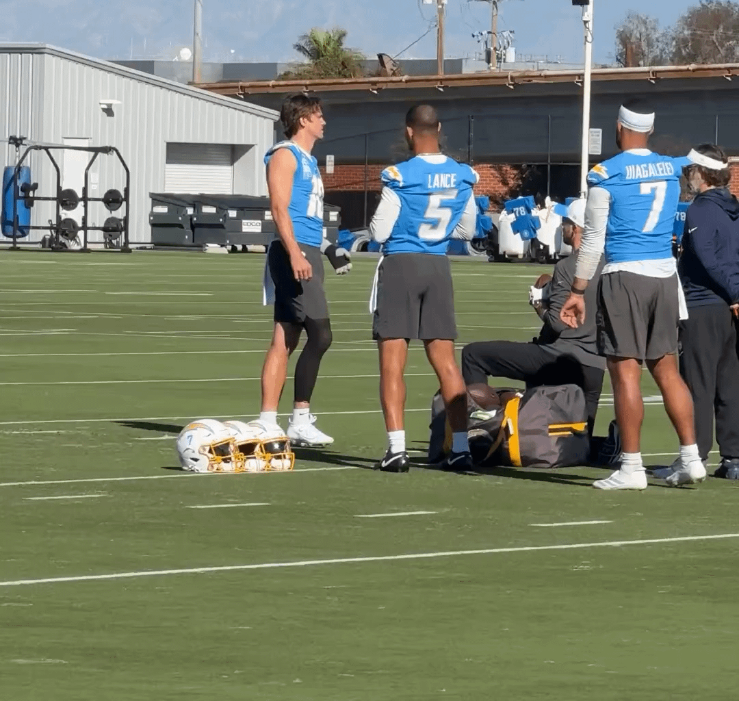 [Highlight] Justin Herbert back throwing at practice just three days after surgery on his left hand