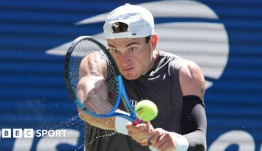 Jack Draper playing a shot