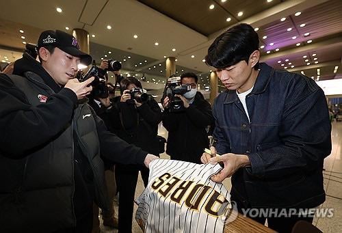 [Yoo] Newest Padre Sung-Mun Song spoke with reporters after returning to Korea. He said he’s most excited to play with Manny Machado, calling him a “superstar.” Song added he may ask Wagner about No. 24 & said Ha-Seong Kim told him great things about San Diego, Padres teammates & front office staff.