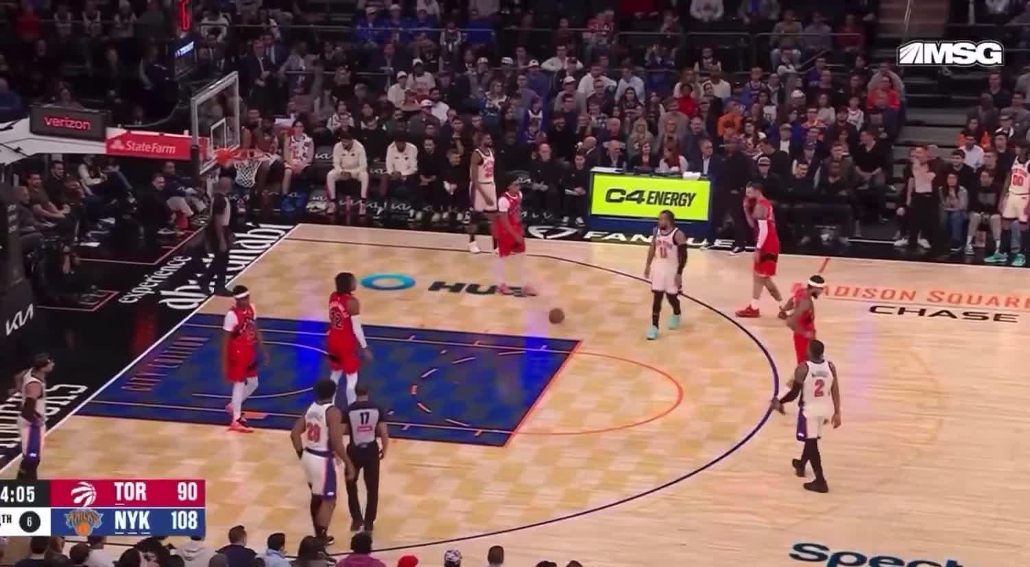 [Highlight] Brunson sees a Raptor sitting in the paint, proceeds to hold the ball and count to 3 until the refs call it