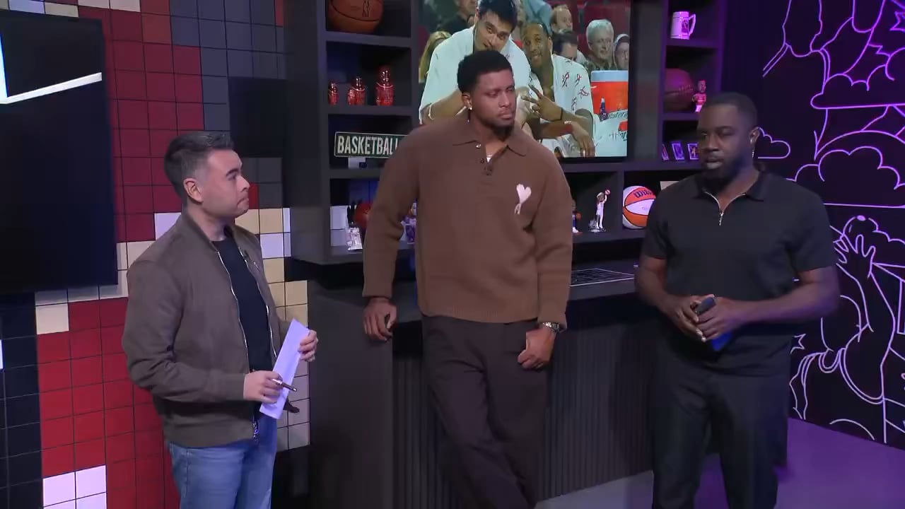 [Haynes] Sources: Milwaukee Bucks star Giannis Antetokounmpo met with some teammates to address rumors of his future. Message was to focus on basketball and not allow outside noise to distract team.