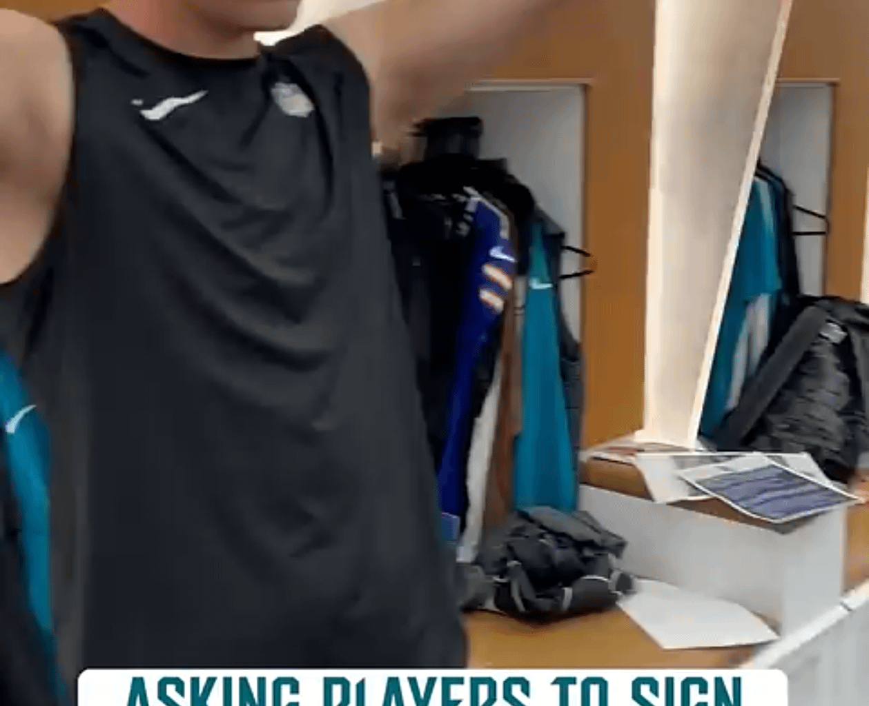 [Highlight] Jags have some of their players sign old photos of themselves.