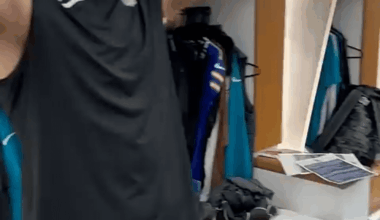 [Highlight] Jags have some of their players sign old photos of themselves.