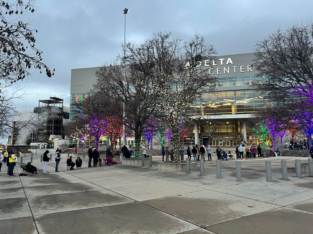 Line at the Jersey exchange (8 AM)