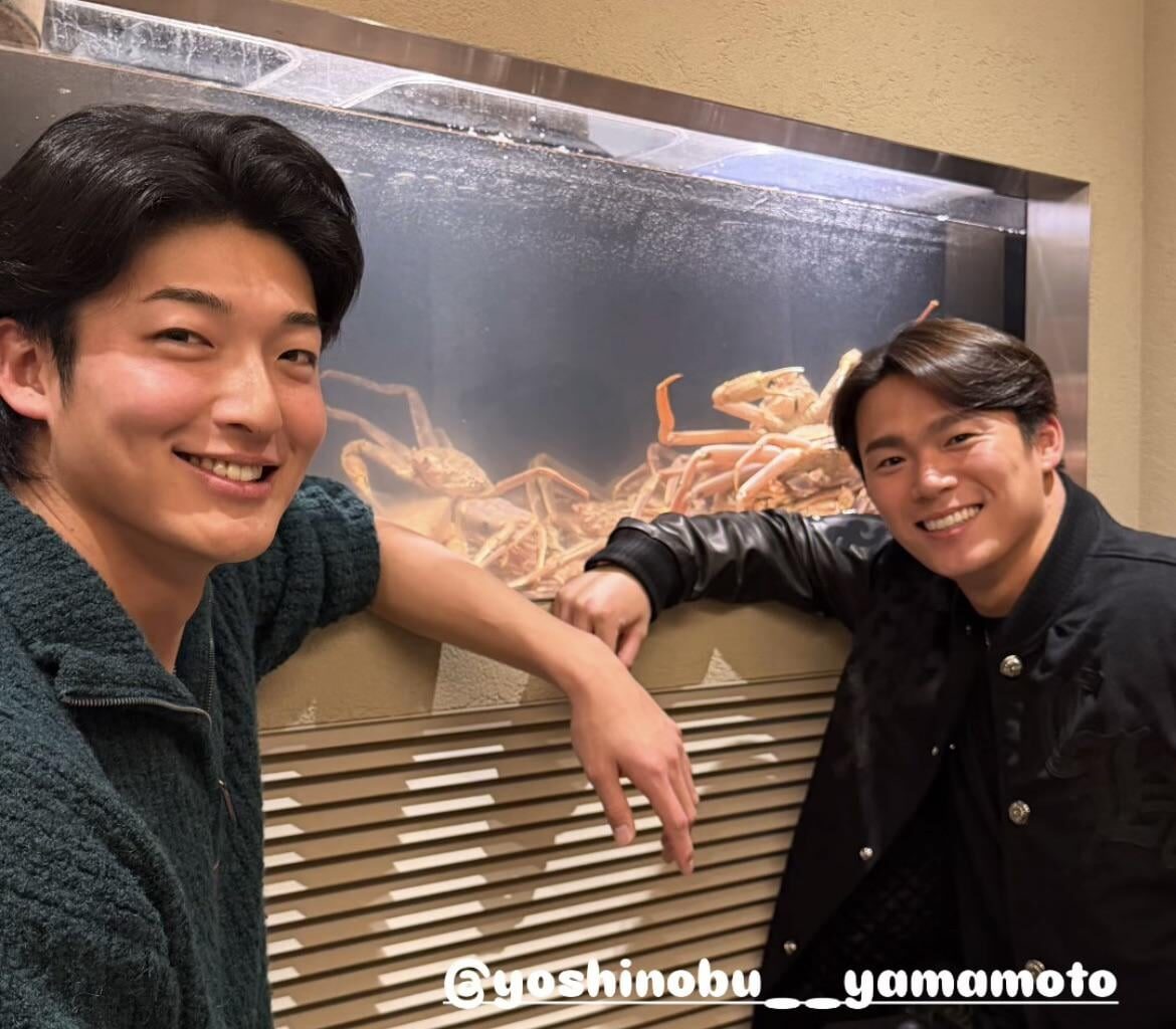 Your 2025 WS MVP spent Christmas Eve with his former teammate and a whole lot of crabs