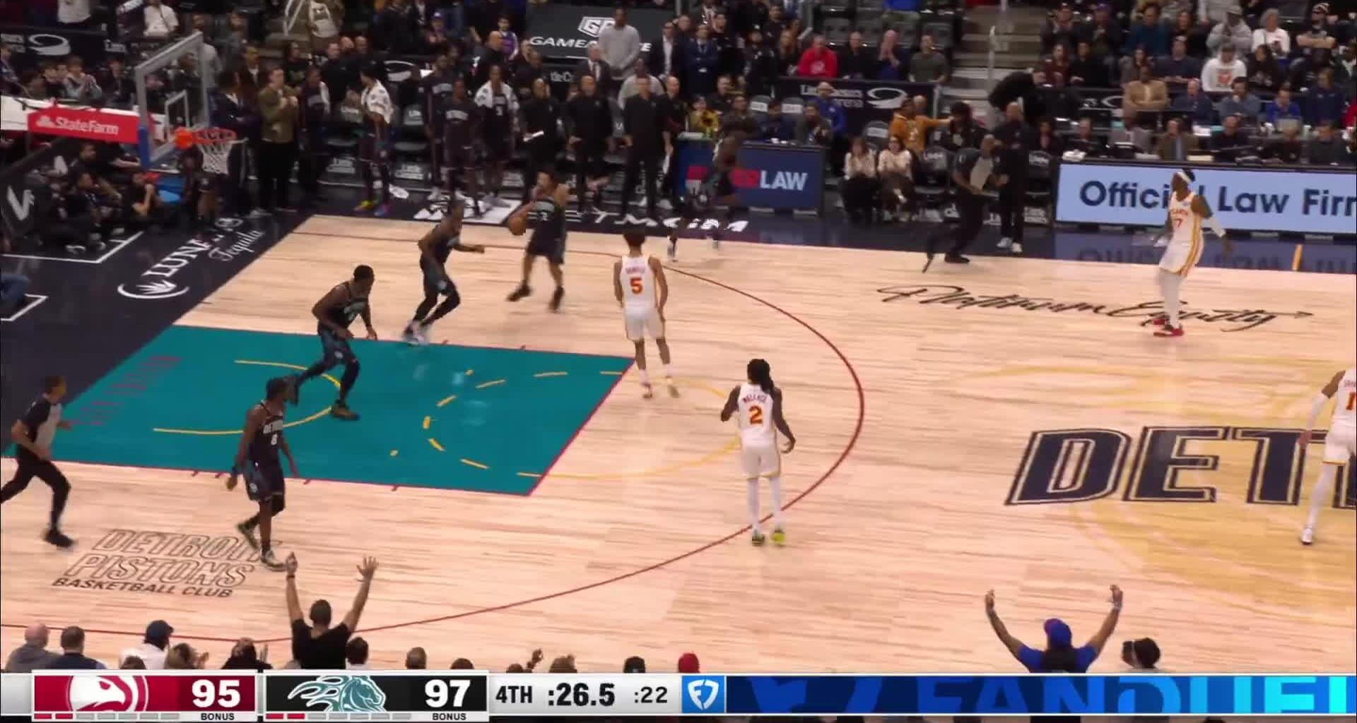 [Highlight] Cade muscles through a sea of bodies for the ridiculous clutch layup