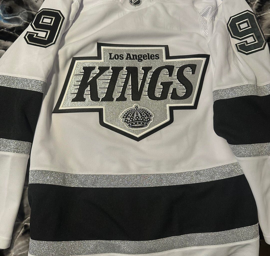 First stitched jersey I’ve bought in 10 years finally came in. King Kempe.