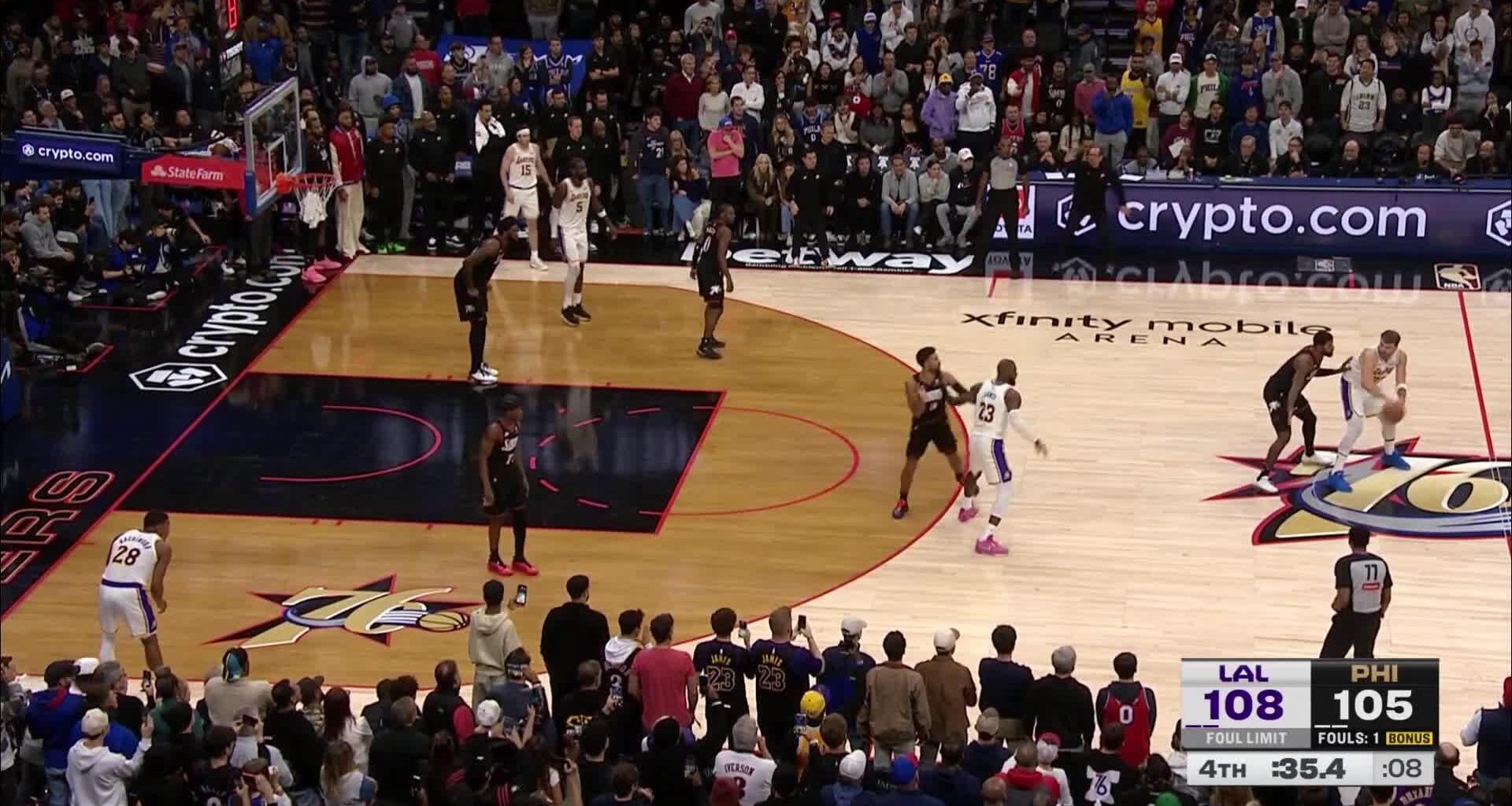 [Highlight] 40-year-old LeBron James hits again for 30 points on the night and pops the crown celly