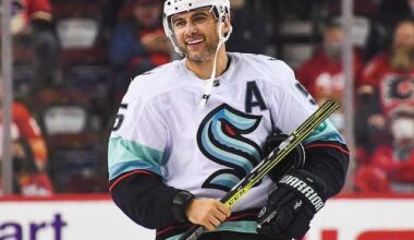 TIL for the 2021 pre-season, the "captain/alternate" patches had a secondary twill outline, which was abandoned soon into the regular season b/c of how huge it made the patches on the chest.