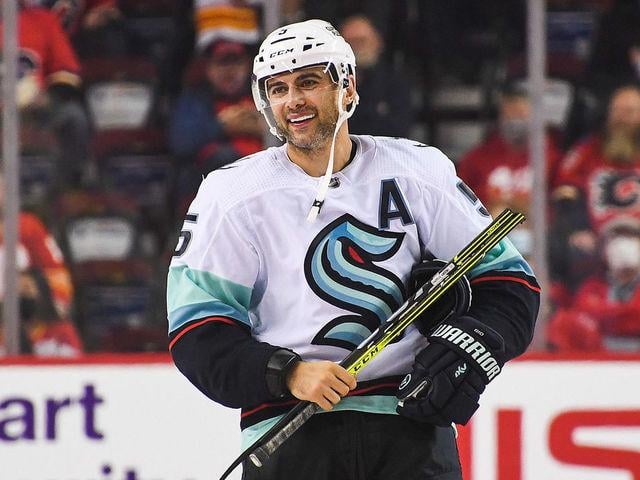 TIL for the 2021 pre-season, the "captain/alternate" patches had a secondary twill outline, which was abandoned soon into the regular season b/c of how huge it made the patches on the chest.