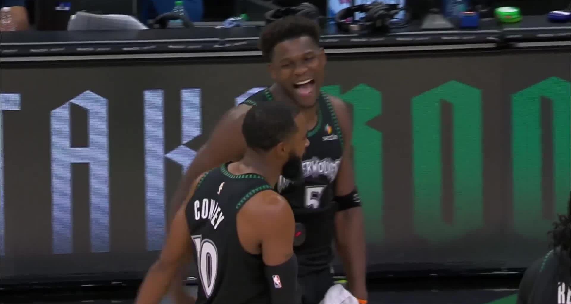 [Highlight] Conley drains the open 3 and then hits 10 consecutive unique handshakes on the way to the bench