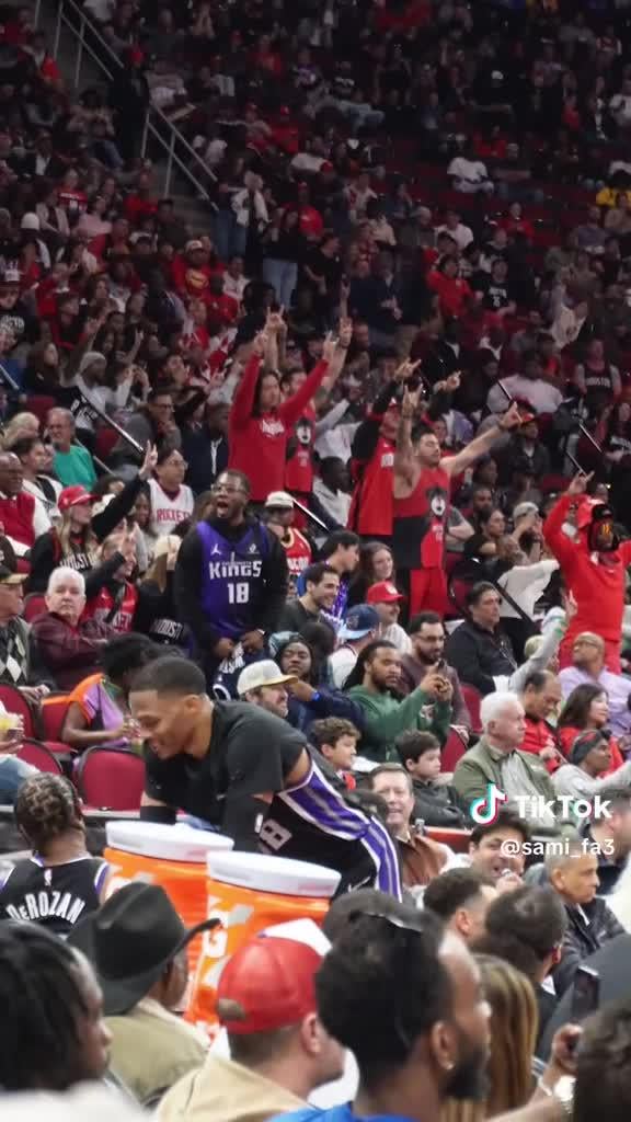 [Highlight] Westbrook getting heckled by rocket fans, King fan stands up for Russ “Hey leave Russ alone!”