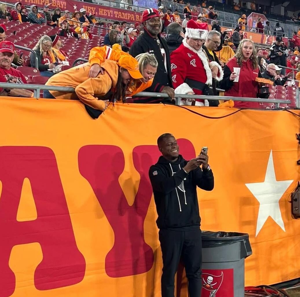 He knows his job safe 😭😭✌️