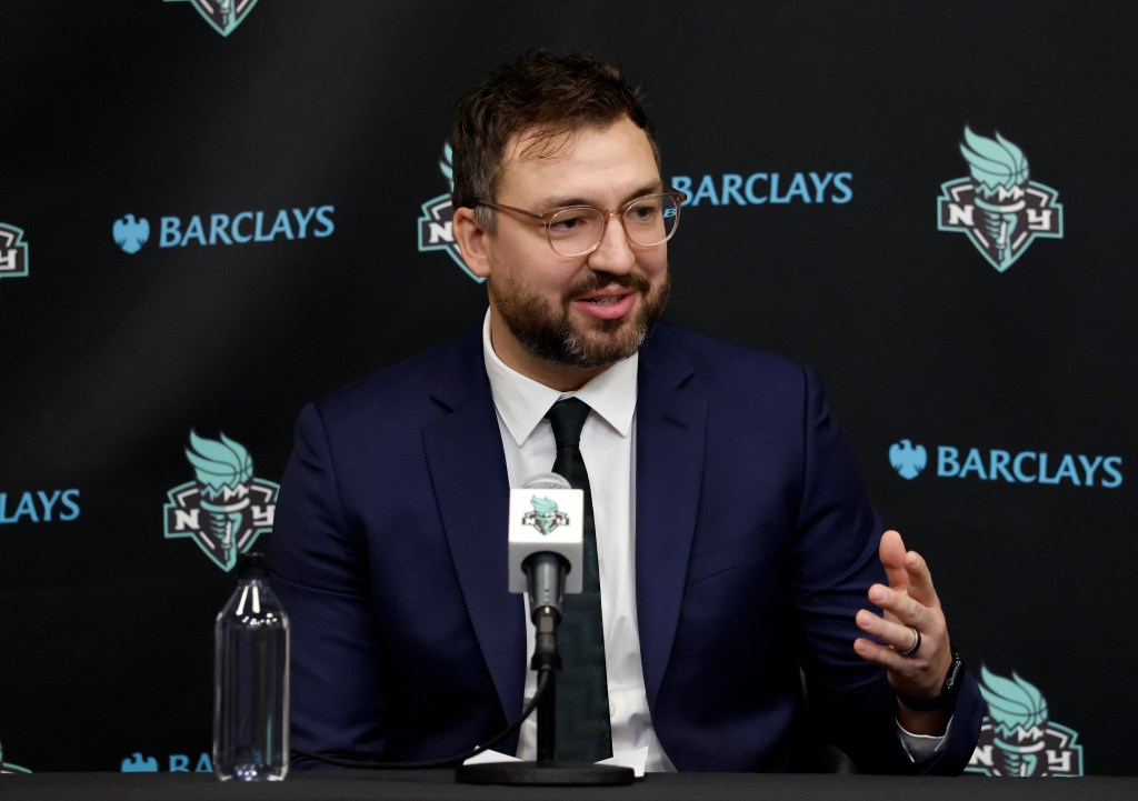 New New York Liberty Head Coach Chris DeMarco at a press conference.