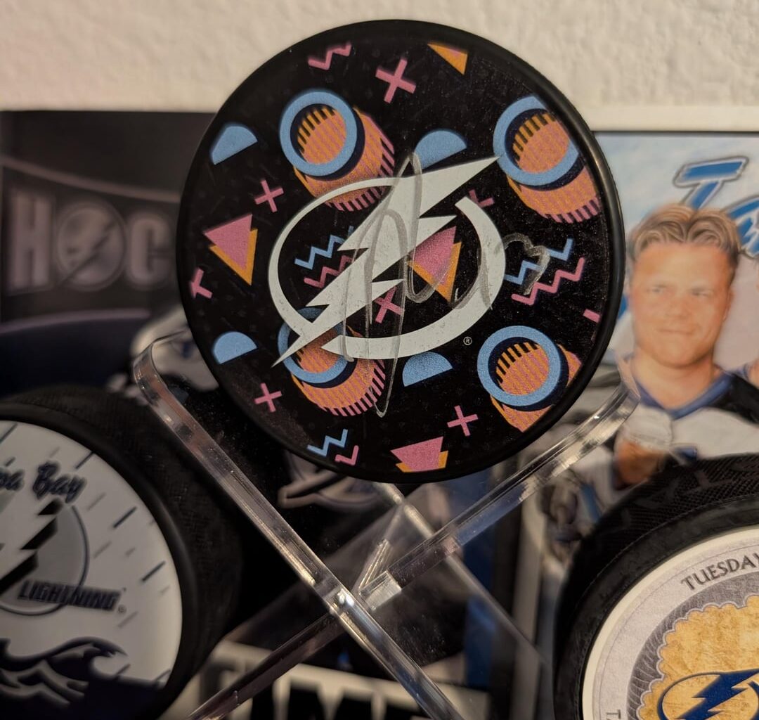 Finally pulled the trigger on a mystery puck after all these years and I am not one bit disappointed! 🦅