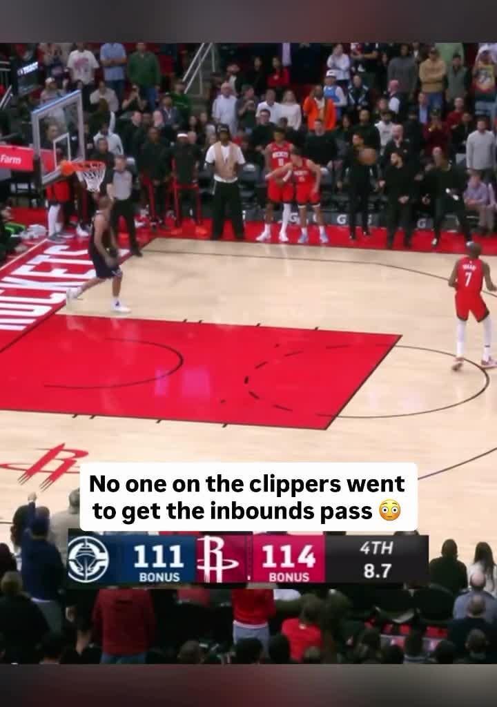 [Lowlight] No one on the Clippers went to get the inbounds pass 😳