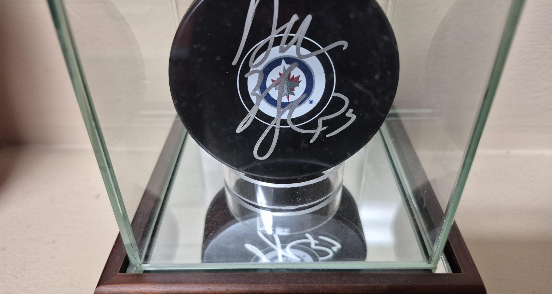 What Jet autographed this puck?