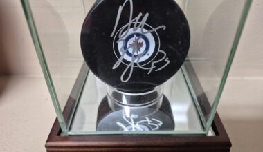 What Jet autographed this puck?