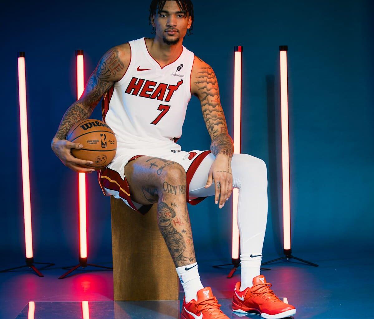 22 PTS / 10 RBS / 2 AST / 1 BLK / 1 STL / 8/11 FGM / 4/5 3PM.