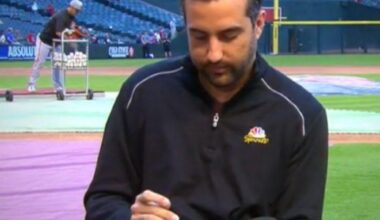 Giants hiring Jesse Chavez as bullpen coach
