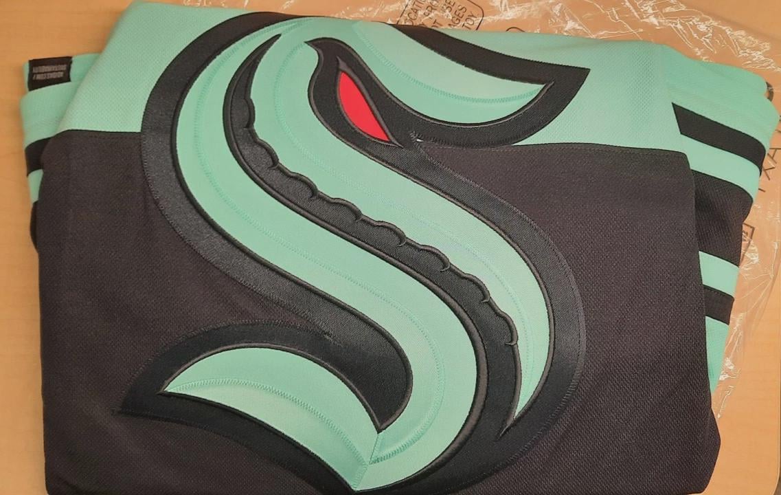 Does anybody else's Reverse Retro have the little light green "gap" in the crest next to the red eye?