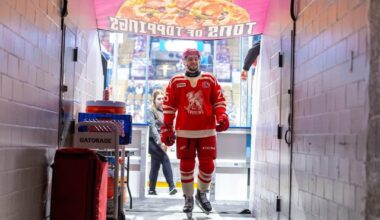 Griffins are looking good in their vintage red sweaters. ❤️‍🔥