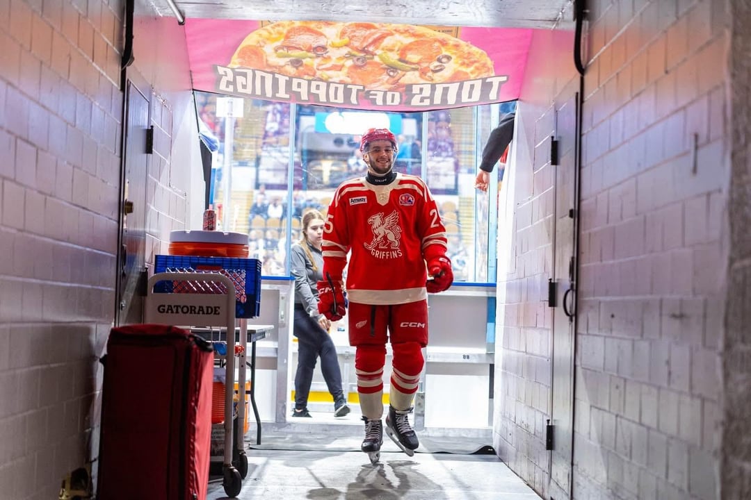 Griffins are looking good in their vintage red sweaters. ❤️‍🔥